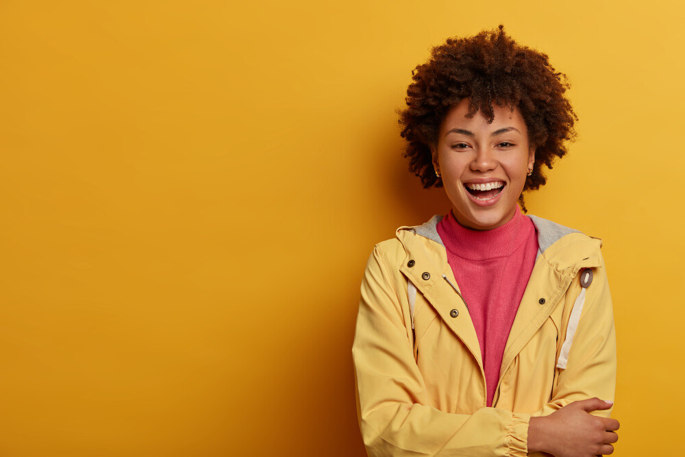 a lady with yellow shirt and yellow background