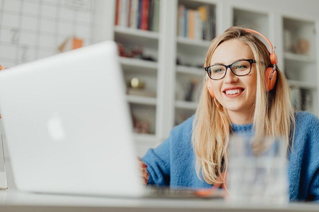 a lady wearing a spectacle working on the laptop for artificial intelligence