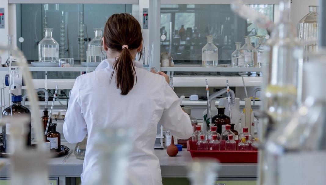 medical science student doing a laboratory experiment in a lab setup