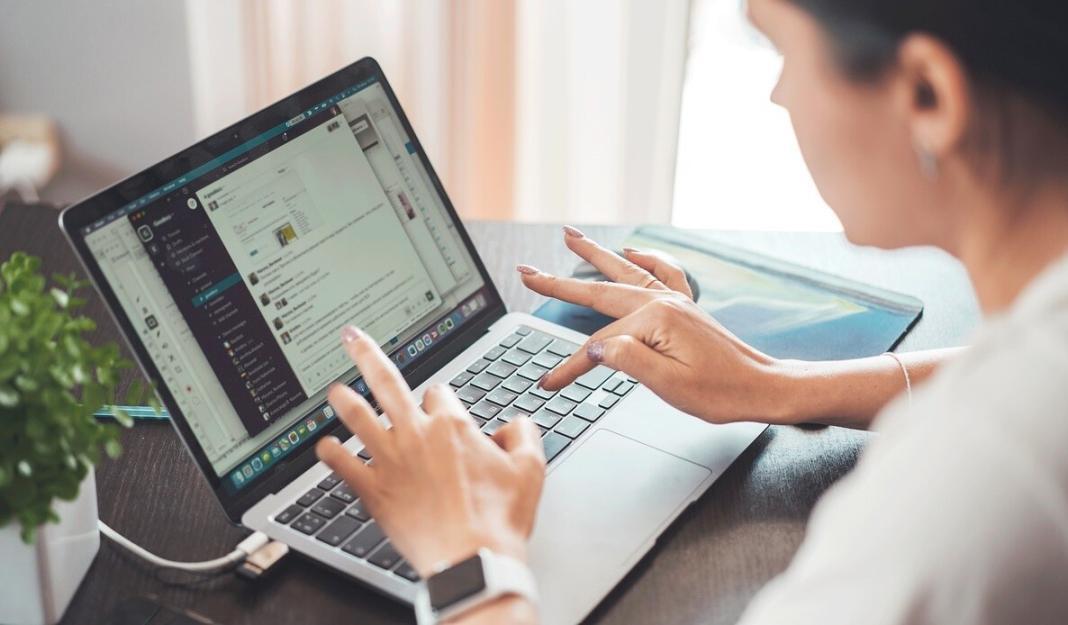 a person typing on the laptop and learning online 