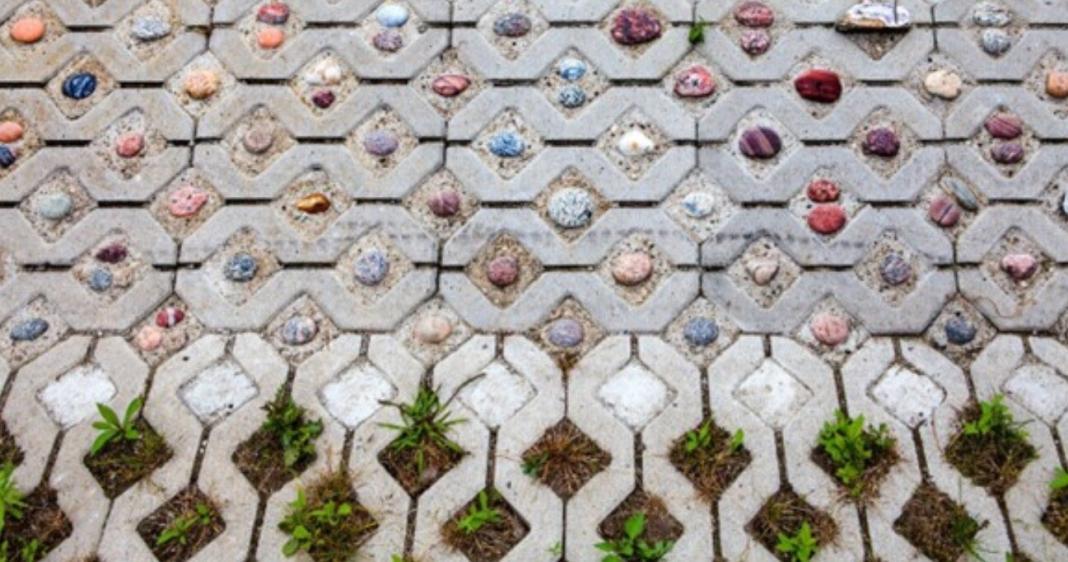 design made on the ground to bring attention to the visitors of the house