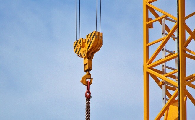 a crane hook with the work of lifting heavy objects