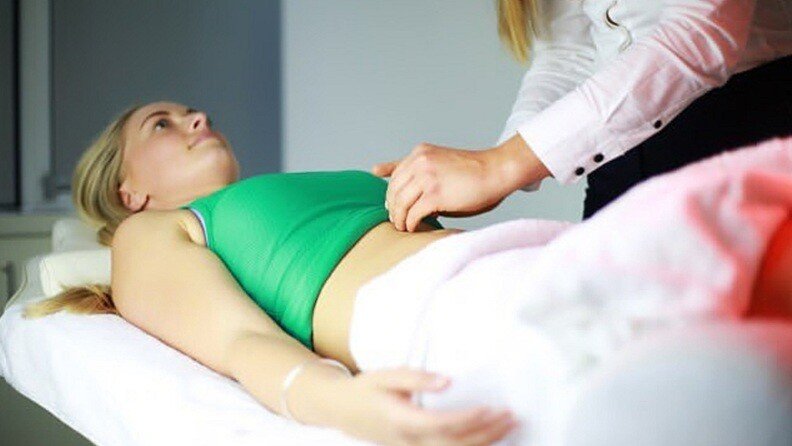 a lady pricking safe acupuncture needles on another lady for treatment
