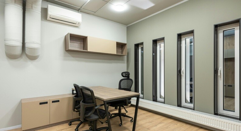 a room with proper ventilation, AC, table and chairs with windows